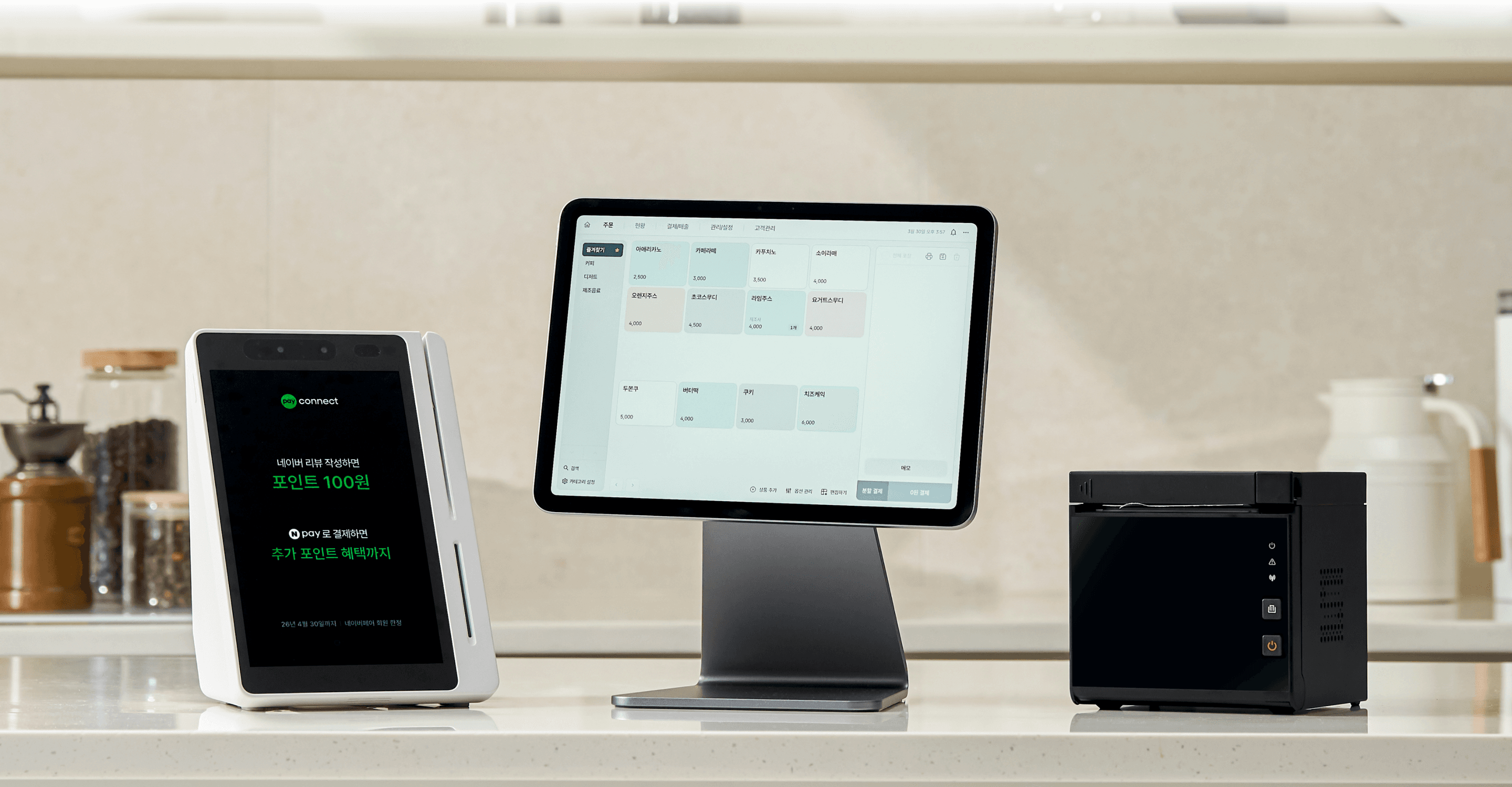 카운터에 배치된 iPad POS, 네이버 커넥트, 블루투스 프린터